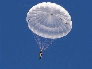 Феномен горы Клементьева. С парашютом прыгают люди от пяти до 93 лет